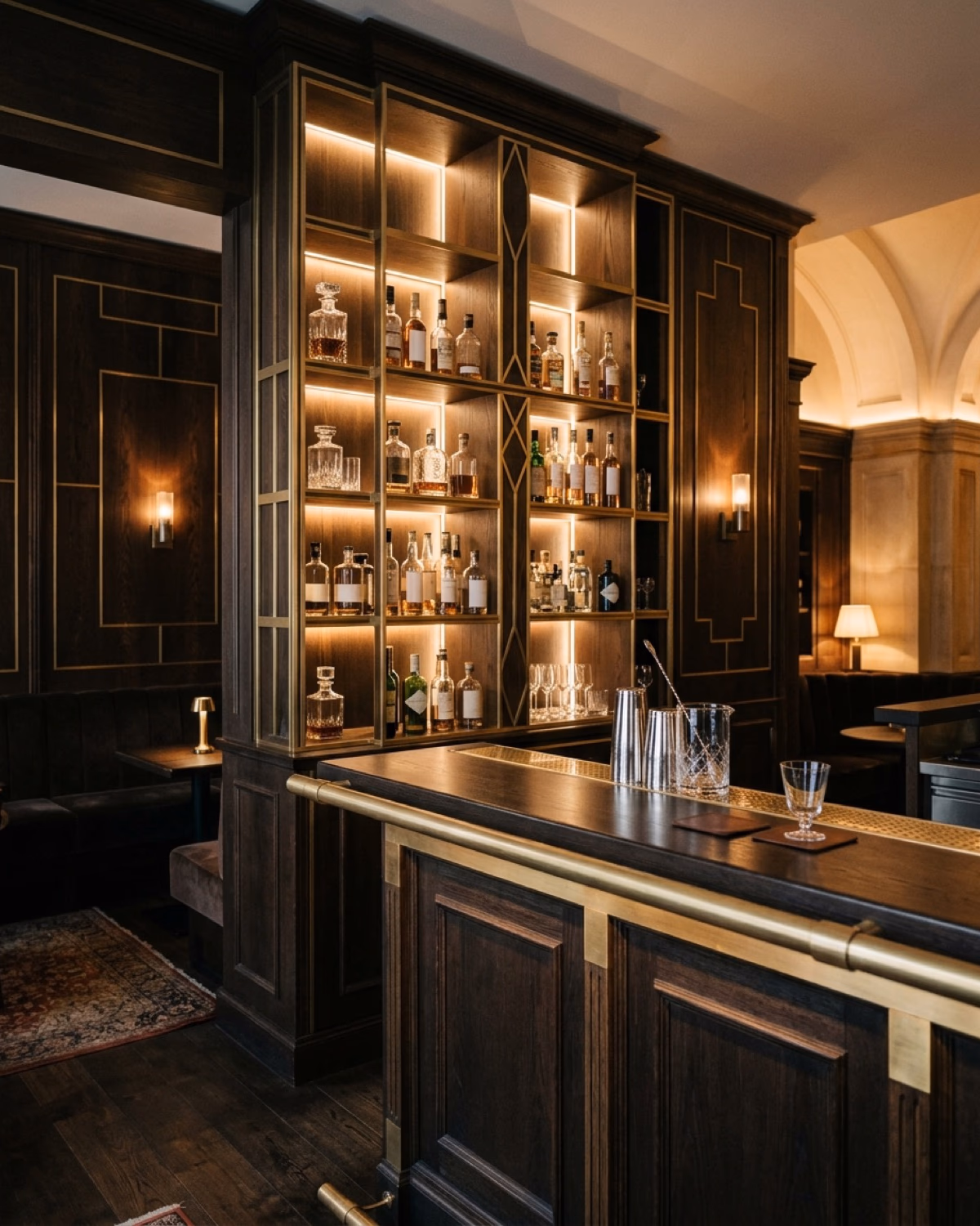 Bardesign 1010 – Cocktailbar in der Inneren Stadt – dunkles Eichenholz, gebürsteter Messing, indirektes Licht, ruhige Geometrie.